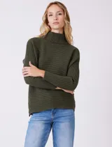 Buzo de tejido acanalado color blanco, con cuello alto y diseño de patrón en V en el frente. Presenta un corte holgado con mangas integradas sin costura de sisa.