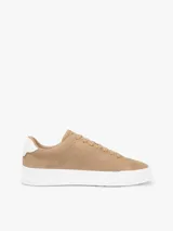Zapatillas court de gamuza color khaki, con cordones del mismo tono, suela blanca y detalle de talón en contraste.