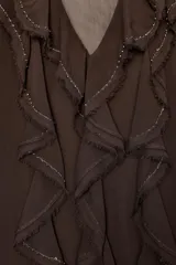 Blusa marrón de manga larga con escote en V y volantes con abalorios.