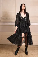 Kimono largo de crepé negro con bordados plateados, mangas largas y diseño abierto. Incluye cinturón fino con borlas.