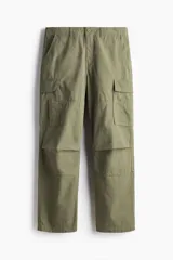 Pantalón cargo de corte relajado confeccionado en lona de algodón. Presenta bolsillos laterales con solapa, bolsillos al bies y bolsillos traseros. Incluye pliegues reforzados en las rodillas y cierre con botón.
