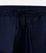 Bermuda deportiva gris para hombre, con cintura elástica, cordón de ajuste, bolsillos laterales y recortes laterales con red. Confeccionada en poliéster.