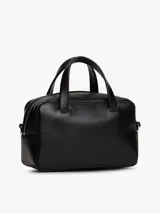 Cartera de mano tipo bowling color negro, confeccionada en poliuretano. Presenta doble asa superior, correa ajustable extraíble y el logo metálico de Tommy Jeans en la parte frontal.