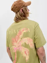 Remera color verde oliva de algodón con cuello redondo y manga corta. Estampado en la espalda con la palabra 'SPIAGGIA' y una palmera en tonos rosados.
