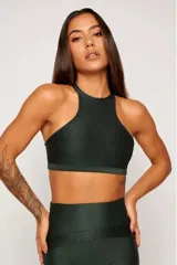 Top deportivo color bordó, con textura tipo panal 3D, cuello alto y estructura firme.