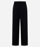 Pantalón recto gris oscuro de cintura alta con trabillas, confeccionado en tejido ponto roma con viscosa sostenible. Presenta costuras dobles aparentes en la parte delantera y en el ruedo.