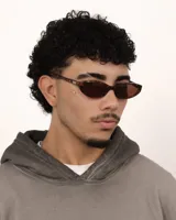 Lentes de sol con montura de carey y cristales oscuros, con protección UV400 y polarizados.