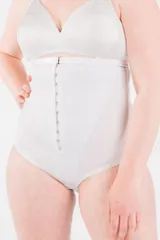 Faja alta color blanco, confeccionada en tela de alta contención con refuerzo frontal y ganchos delanteros reforzados. Incluye breteles desmontables y regulables.