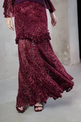 Falda larga de encaje con textura de terciopelo, diseño con caderín, volados decorativos y corte evasé con terminación en picos para mayor amplitud.