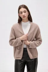 Saco de punto abierto, color rojo, con mangas largas holgadas y diseño de corte amplio.