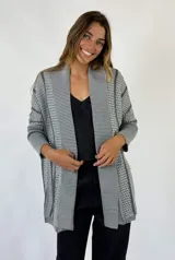 Saco abierto de tejido de punto calado color gris con rayas horizontales.