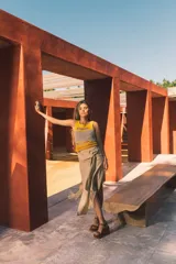 Top tejido a crochet color amarillo y beige, con cuello cuadrado y aberturas en el pecho y cintura.