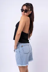 Musculosa negra con breteles finos y escote halter.