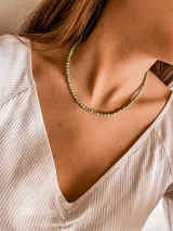 Gargantilla corta de cuentas pequeñas color verde manzana y plateadas.