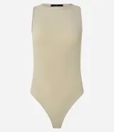 Body básico color rojo, con cuello halter, sin mangas y confeccionado en poliamida. Tiene forro en el busto.