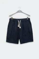 Short azul marino de lino premium con cintura elástica, cordón de algodón y bolsillos laterales.