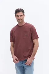 Remera de algodón color bordó, con cuello redondo, mangas cortas y bolsillo frontal con logo estampado.