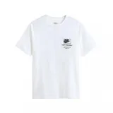 Remera Vans modelo Stockpile, color blanco con diseño gráfico pequeño en el pecho y diseño grande en la espalda con el logo y la leyenda "Off The Wall".