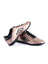 Championes Umbro modelo Touch TF para hombre, color negro, con capellada de PU texturizada y logo Umbro brillante en el lateral. Suela de caucho con tapones bajos para césped artificial o fútbol 5.