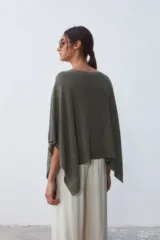 Poncho tejido de color verde militar, con cuello bote y corte holgado.