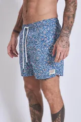 Short de baño azul con estampado floral en tonos rosa y blanco.
