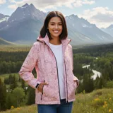 Campera cortaviento impermeable y transpirable de la marca United Uy. Presenta un diseño estampado con motivos botánicos en tonos rosados, cuenta con capucha ajustable, cierre frontal completo y bolsillos laterales con cierre.
