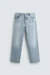 Pantalón de jean color celeste con efecto lavado, de corte recto y tiro medio, con diseño de cinco bolsillos y cierre frontal con botones.