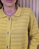 Cardigan de punto a rayas horizontales en tonos beige y tostado, con cuello camisero, cierre frontal de botones y mangas largas.