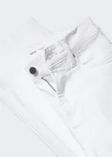 Jeans flare crop blancos de tiro alto, con diseño acampanado y bajo deshilachado. Cuentan con cinco bolsillos, trabillas para cinturón y cierre frontal con cremallera y botón.