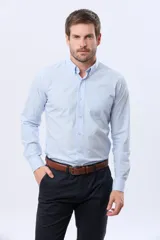 Camisa de manga larga con diseño de cuadros vichy en color verde y blanco, cuello abotonado y cierre frontal con botones.