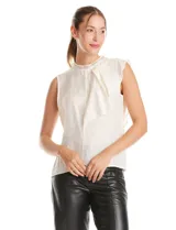 Blusa sin mangas color blanco, confeccionada en crepe con acabado satinado. Presenta un cuello alto decorado con mostacillas y una sobrecapa drapeada en el frente. La espalda cuenta con una abertura tipo gota y cierre de botón.