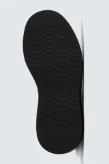 Bota de caña corta fabricada en piel con acabado serraje, con detalle de costura en el empeine, forro interior de pelo sintético y suela plana a tono.