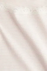 Top ajustado de manga corta con escote amplio que deja los hombros descubiertos, ribeteado con encaje blanco. El tejido es de punto de algodón con rayas finas verticales en tonos rosado pálido y blanco.