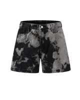 Short unisex de denim con lavado efecto tie-dye en negro y gris, de corte recto y relajado, largo medio y recortes verticales en el delantero.