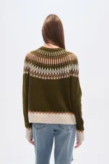 Sweater de poliéster color verde oliva con diseño geométrico en blanco, beige y marrón. Tiene cuello redondo, corte al cuerpo y detalles de cuentas en el cuello.