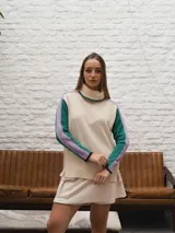 Pollera pantalón de corte recto y diseño minimalista, con cierre lateral y detalle de bolsillo tipo ojal en la parte frontal.