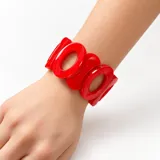Pulsera elástica de resina color rojo, compuesta por piezas ovaladas entrelazadas.