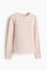 Remera de manga larga color rosa pálido, con cuello redondo y corte entallado.