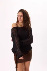 Set compuesto por un vestido corto liso de tirantes finos, un sweater de tejido de punto tipo red con mangas largas y un cinturón con flecos y detalle metálico.