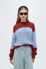 Sweater de punto holgado con cuello alto, diseño multicolor de bloques en tonos bordó, celeste y rojo, de manga larga.