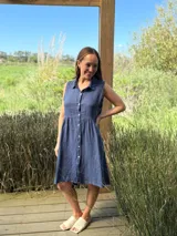 Vestido camisero color beige, sin mangas, de lino italiano con botones de nácar.