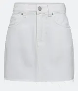 Minifalda blanca de sarga con bolsillos y bajo deshilachado.