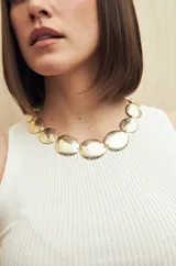 Collar dorado con eslabones grandes en forma de óvalo con textura martillada.