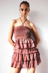 Short pollera mini de gasa con estampado paisley en tonos bordó y naranja, con cintura elástica y diseño escalonado con múltiples volados.