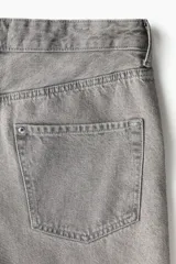Bermuda de cinco bolsillos en denim de algodón grueso. Modelo de cintura estándar con cierre y botón, y piernas de corte relajado.