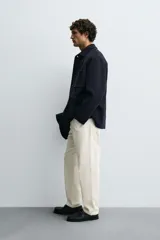 Sobrecamisa de corte regular confeccionada en tejido de lana doble faz, con cuello solapa, manga larga con puño abotonado, cierre frontal de botones y bolsillos de plastrón en pecho y cadera.