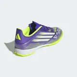 Championes de fútbol Adidas F50 League Turf Cleats, color violeta con detalles en amarillo y blanco. Diseñados para césped artificial.