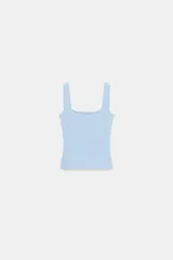 Camiseta celeste de corte ajustado, con escote cuadrado y tirantes anchos.