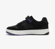 Championes Airwalk de skate, color negro con detalles en violeta y suela blanca, con cordones y tira de velcro en el empeine.