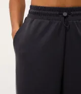 Pantalón deportivo recto texturizado Get Over, color gris oscuro, con cintura ajustable y bolsillos funcionales.